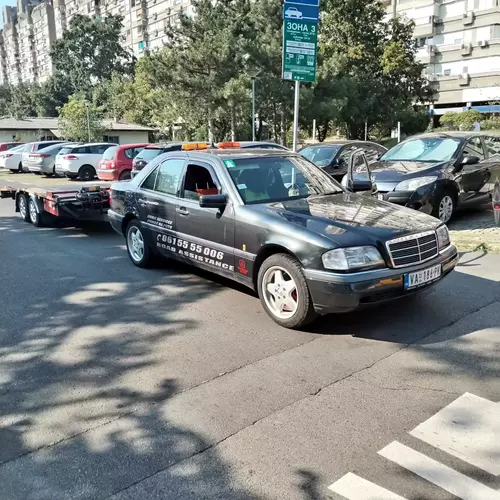 Automobil za pomoć na putu u očekivanju poziva